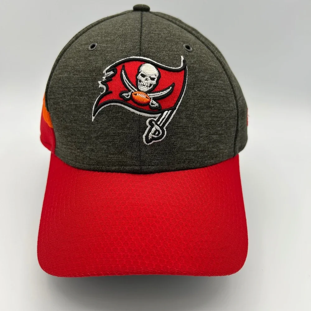 Tampa Bay Buccaneers Hat New Era 39THIRTY Mens L/XL Red Charcoal Sideline Sport